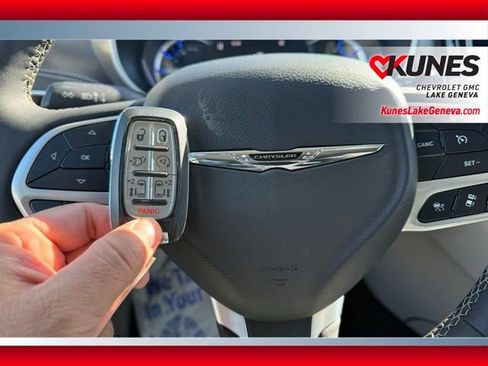 Used 2024 Chrysler Pacifica Select image 46