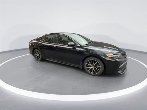 Used 2023 Toyota Camry SE image 2