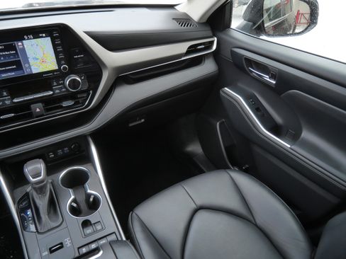 Used 2022 Toyota Highlander XLE image 12