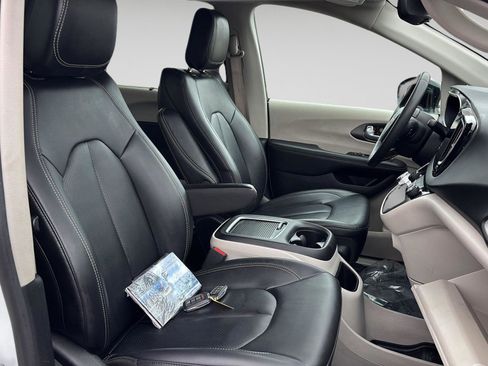 Used 2024 Chrysler Pacifica Touring-L image 8