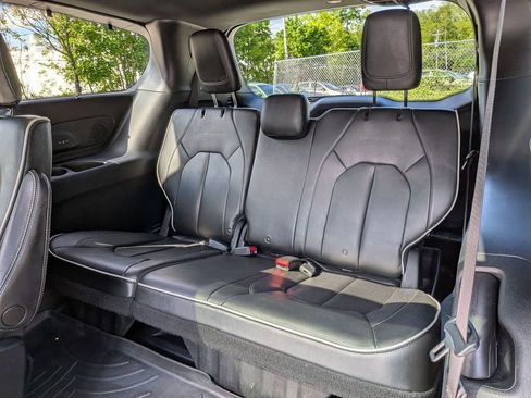 Used 2020 Chrysler Pacifica Limited w/ Advanced Safetytec Group FWD image 31
