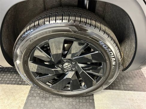 Certified 2025 Volkswagen Atlas SE image 16