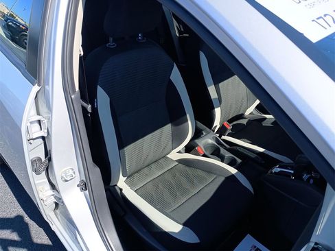 Used 2022 Nissan Versa SV image 29