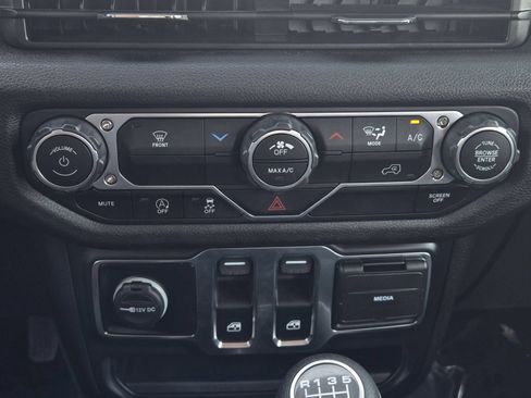 Used 2025 Jeep Wrangler Sport AWD/4WD image 17