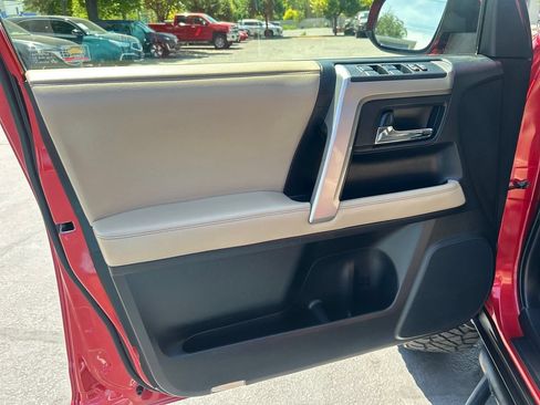 Used 2016 Toyota 4Runner SR5 AWD/4WD image 11