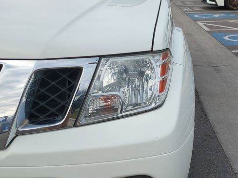 Used 2020 Nissan Frontier SV image 12