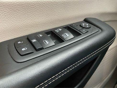 Used 2024 Chrysler Pacifica Touring-L FWD image 37
