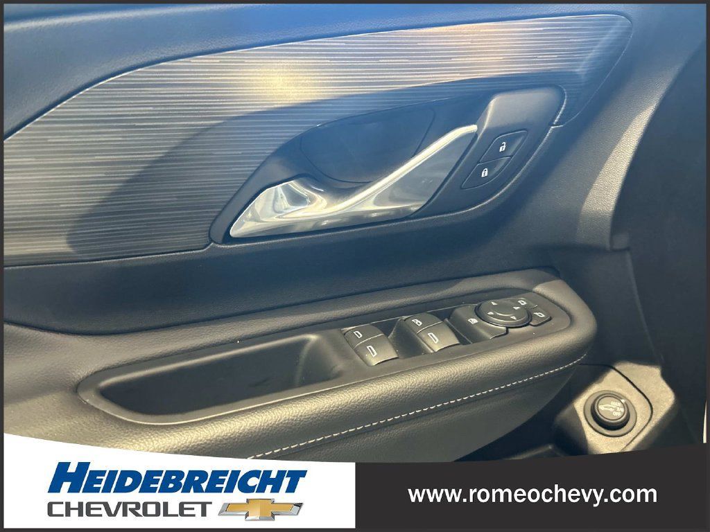 Used 2024 GMC Terrain SLE w/ Driver Convenience Package FWD image 11