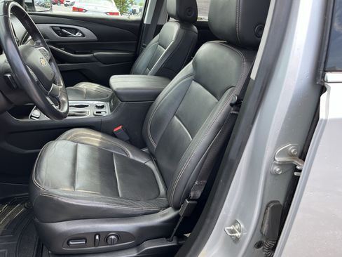 Used 2019 Chevrolet Traverse LT w/ LT Premium Package AWD/4WD image 17