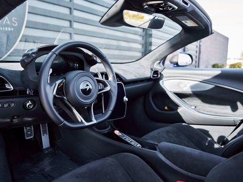 Used 2025 McLaren Artura Spider image 2