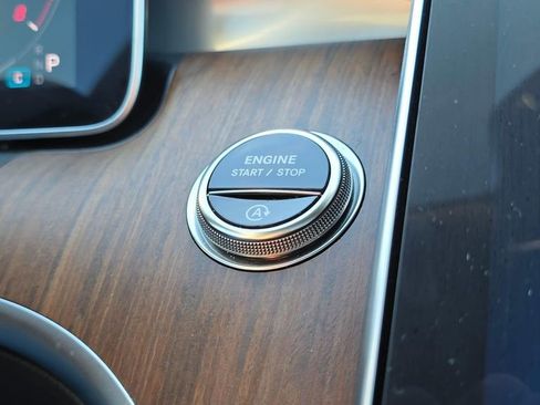 Used 2025 Mercedes-Benz C 300 4MATIC Sedan image 36