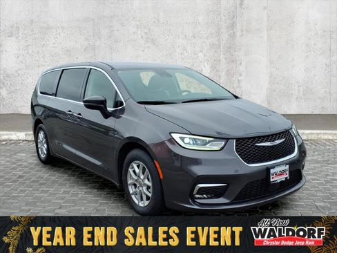 Used 2023 Chrysler Pacifica Touring-L image 1