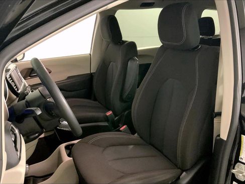 Used 2023 Chrysler Voyager LX image 22