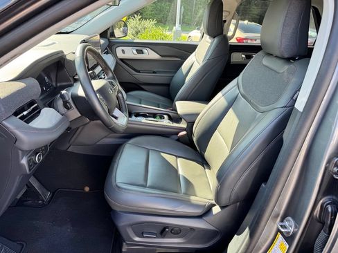 Used 2025 Ford Explorer Active w/ Active Comfort Package RWD image 18