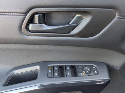 Used 2025 Nissan Pathfinder S image 15