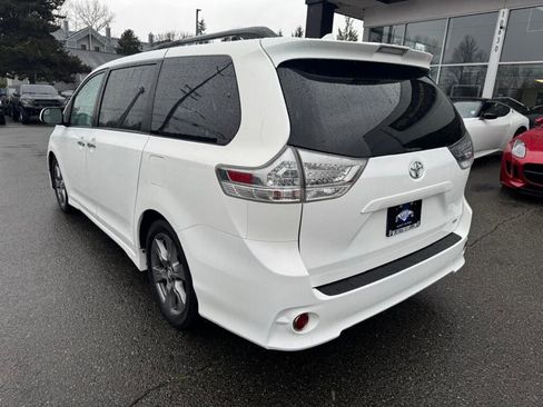 Used 2018 Toyota Sienna SE Premium image 3
