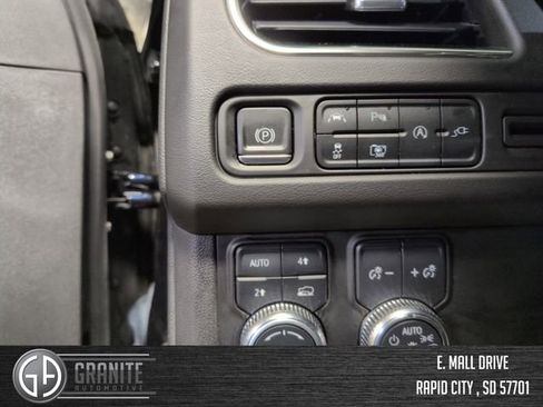 Used 2022 GMC Yukon XL SLT w/ SLT Luxury Package image 32