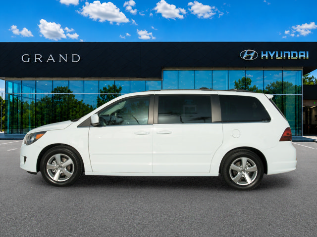Used 2010 Volkswagen Routan SE FWD image 1