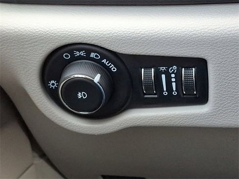 Used 2024 Chrysler Pacifica Touring-L image 24