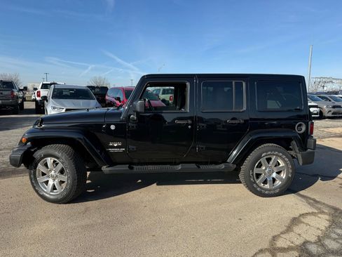 Used 2016 Jeep Wrangler Unlimited Sahara w/ Connectivity Group image 10