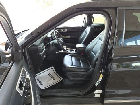 Used 2022 Ford Explorer XLT image 18