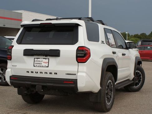 Used 2025 Toyota 4Runner TRD Off-Road image 3