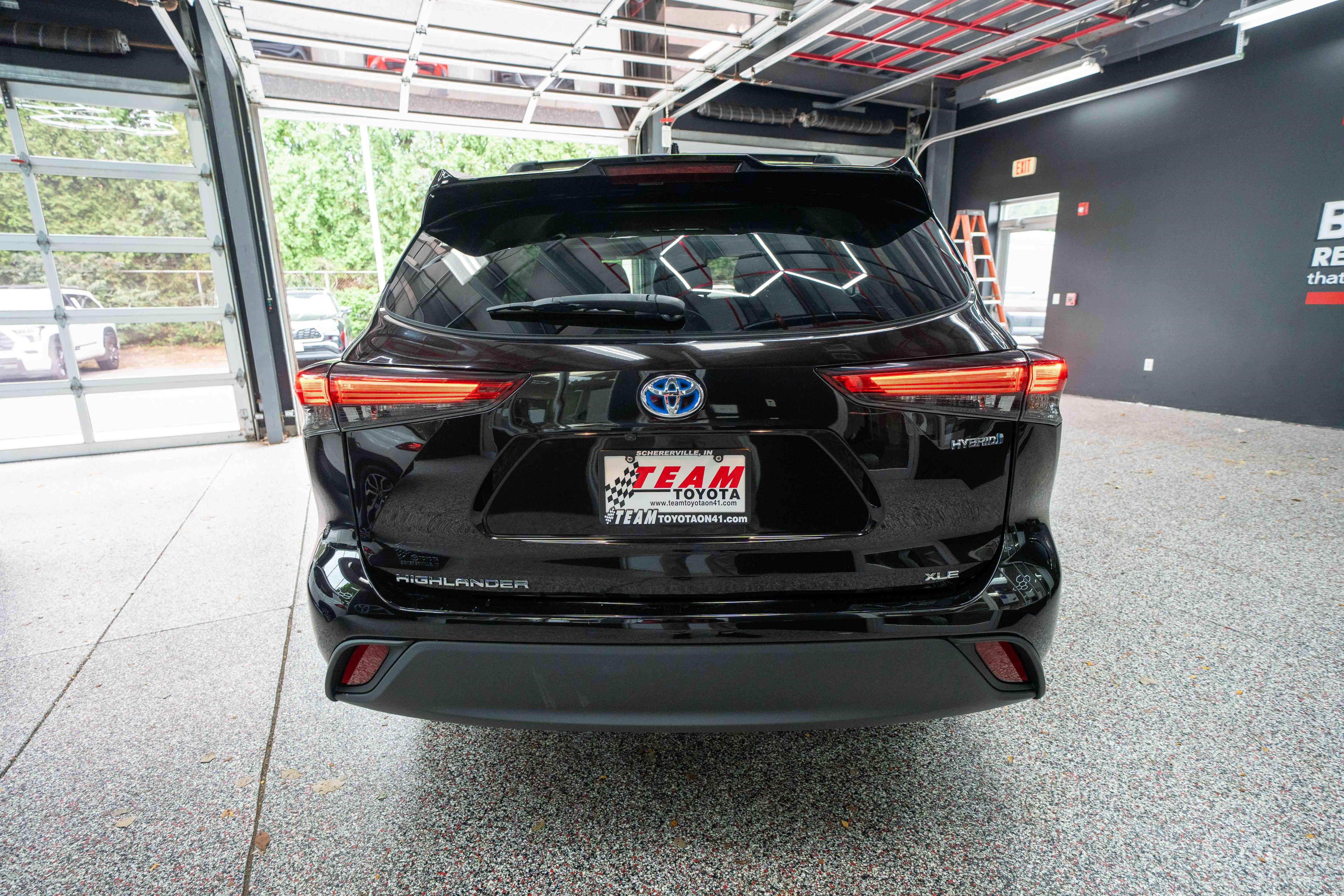 Used 2021 Toyota Highlander XLE AWD/4WD image 3