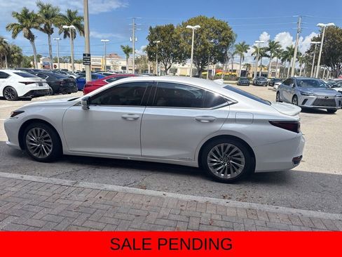 Used 2022 Lexus ES 300h Ultra Luxury w/ Accessory Package image 11