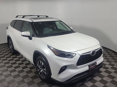 Used 2023 Toyota Highlander XLE AWD/4WD image 2