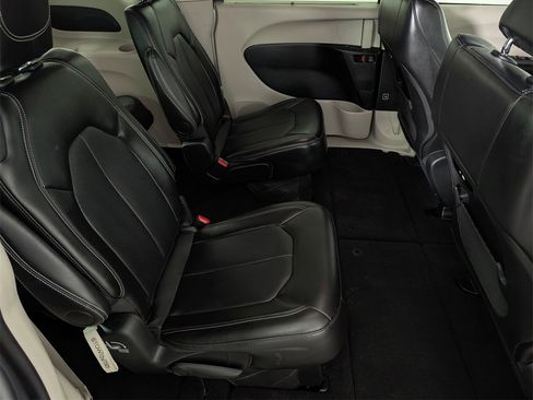 Used 2024 Chrysler Pacifica Touring-L image 29