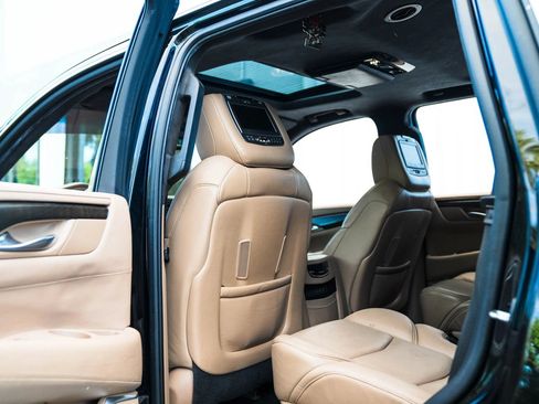 Used 2018 Cadillac Escalade Platinum RWD image 17