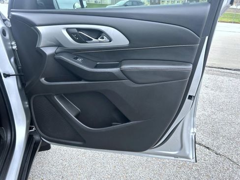 Used 2021 Chevrolet Traverse LT image 15