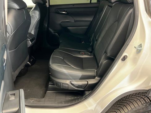 Used 2023 Toyota Highlander XLE AWD/4WD image 22