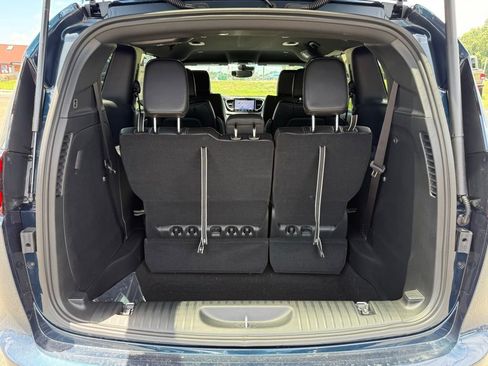 Used 2025 Chrysler Pacifica Select FWD image 5