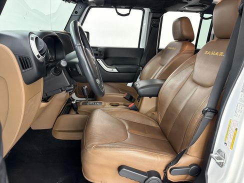 Used 2014 Jeep Wrangler Unlimited Sahara w/ Connectivity Group AWD/4WD image 26