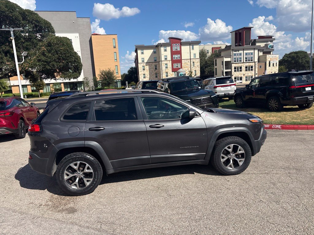 Used 2017 Jeep Cherokee Trailhawk AWD/4WD image 6