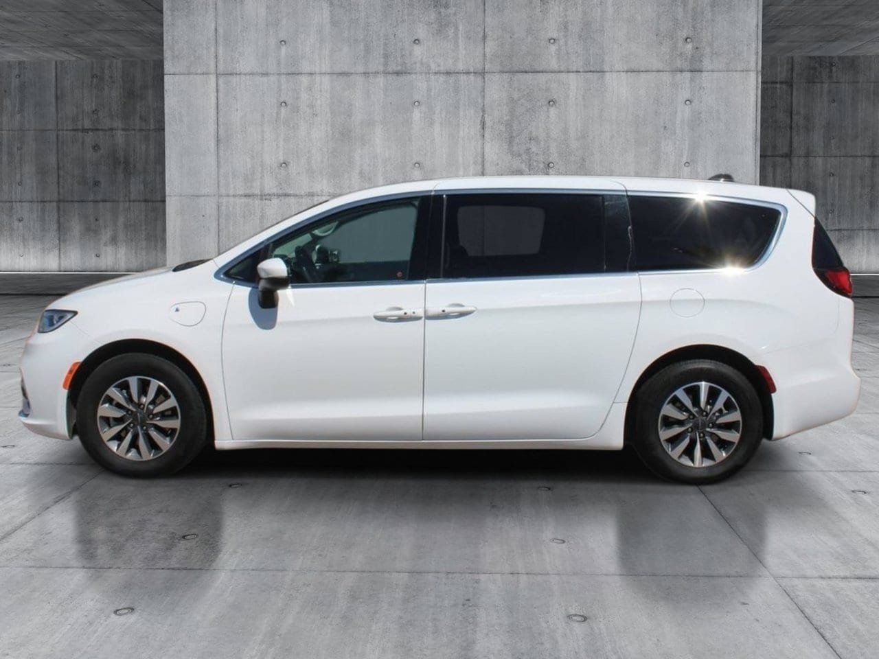 Used 2023 Chrysler Pacifica Touring-L FWD image 2