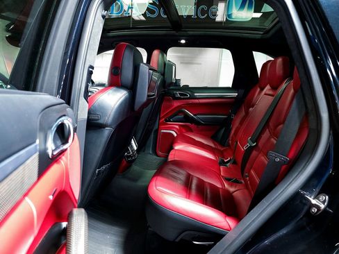 Used 2015 Porsche Cayenne Turbo image 18