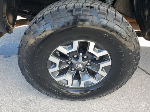 Used 2018 Toyota Tacoma TRD Off-Road image 10