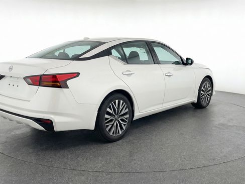 Used 2025 Nissan Altima 2.5 SV FWD image 9