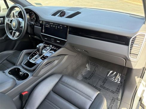 Used 2020 Porsche Cayenne image 32
