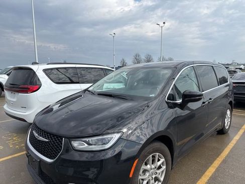 Used 2024 Chrysler Pacifica Touring-L image 37