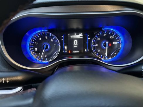 Used 2020 Chrysler Pacifica Touring-L FWD image 18
