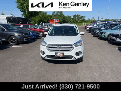 Used 2017 Ford Escape SE FWD image 2