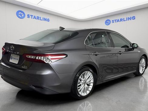 Used 2019 Toyota Camry XLE image 8