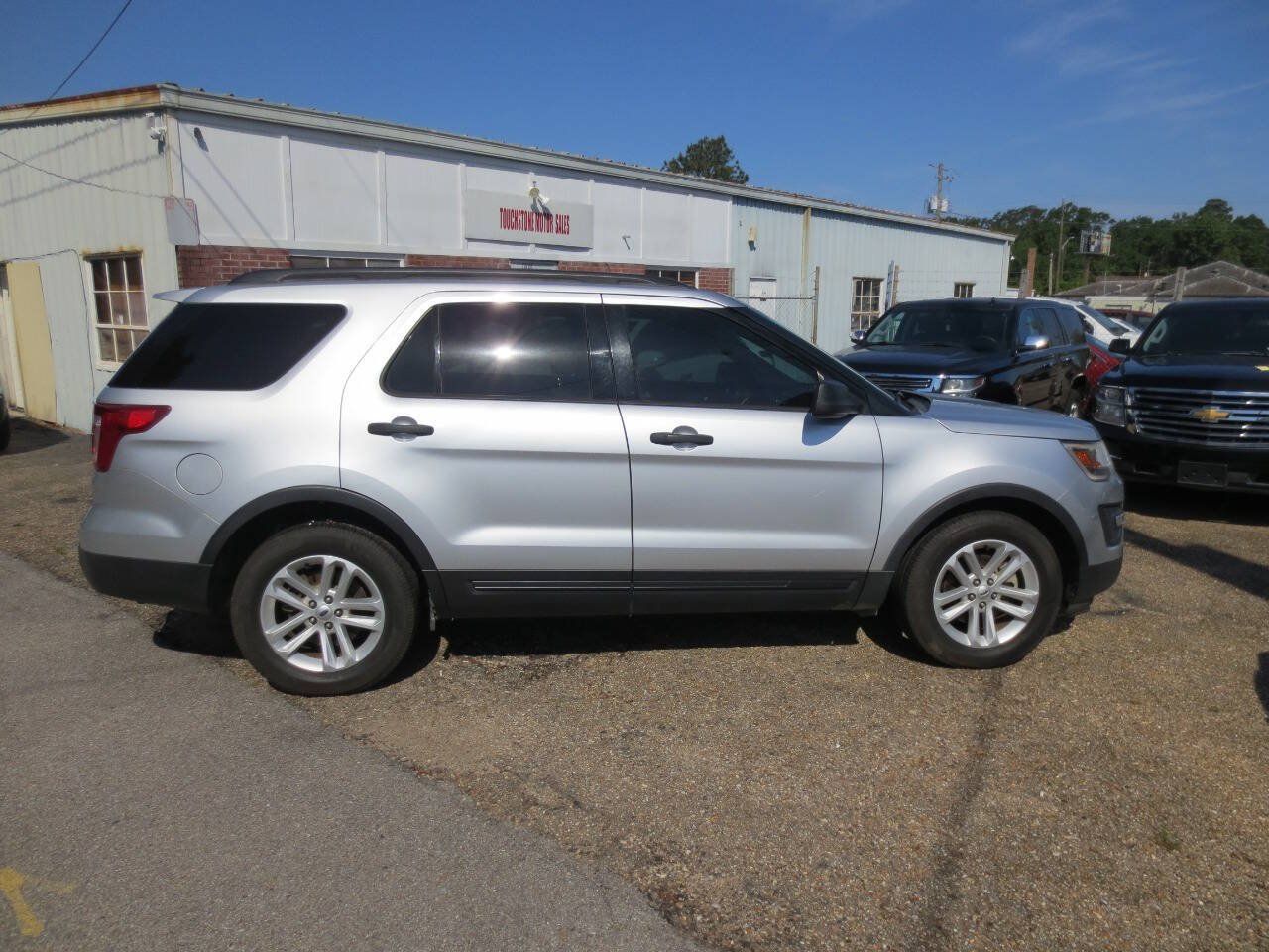 Used 2017 Ford Explorer FWD image 3
