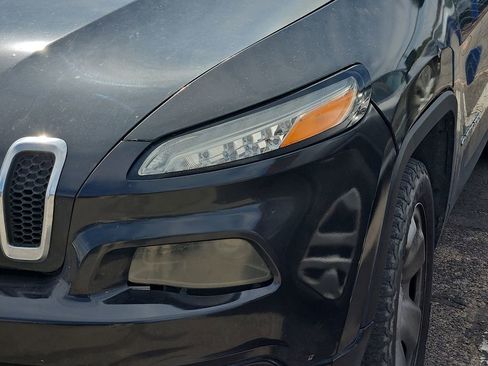 Used 2015 Jeep Cherokee Sport FWD image 3