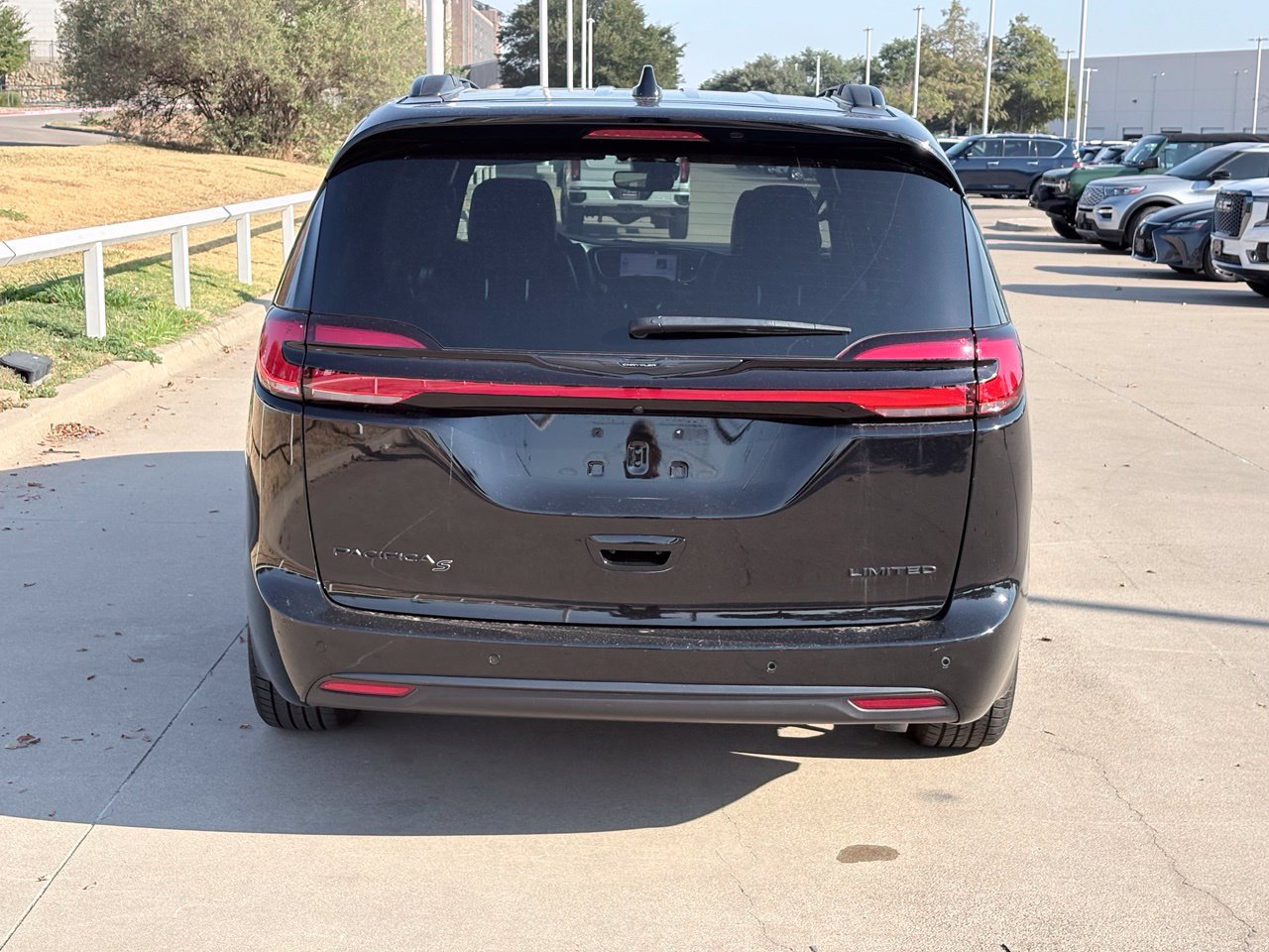 Used 2025 Chrysler Pacifica Limited FWD image 5