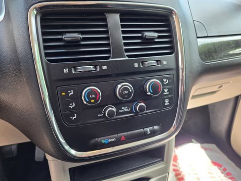Used 2018 Dodge Grand Caravan SE FWD image 15