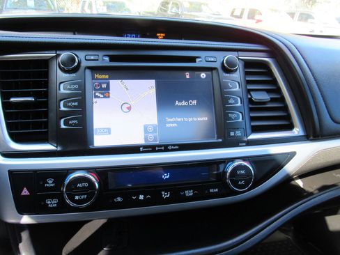 Used 2019 Toyota Highlander SE FWD image 14